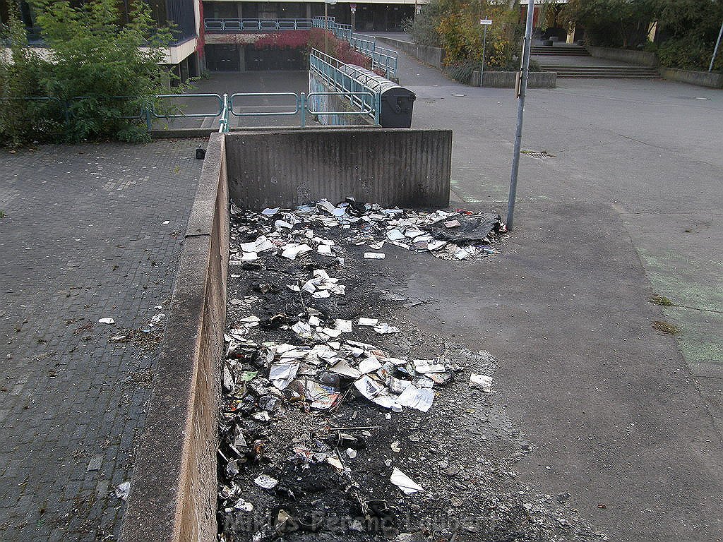 Wieder Brand Schule Koeln Holweide Burgwiesenstr zuerst brannten diese Muellcontainer P15.JPG